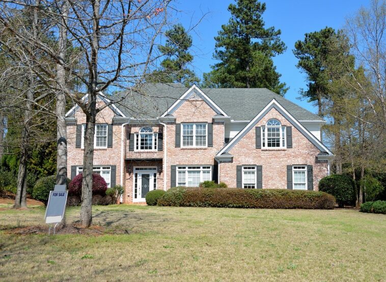US Mortgage Rates Decline, Boosting Homebuilder Sentiment: